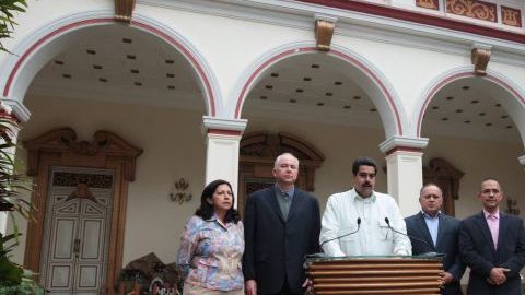 El vicepresidente resaltó que Chávez está compartiendo en la isla con sus hijas, hijo, nietos y nietas, así como con su yerno y ministro de Ciencia y Tecnología, Jorge Arreaza.