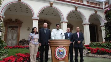 El vicepresidente resaltó que Chávez está compartiendo en la isla con sus hijas, hijo, nietos y nietas, así como con su yerno y ministro de Ciencia y Tecnología, Jorge Arreaza.