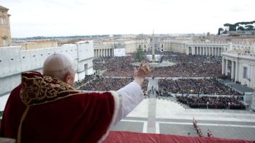 El papa Benedicto XVI (c) saluda a las miles de personas congregadas en la plaza de San Pedro del Vaticano para asistir al tradicional Mensaje de Navidad, en la Ciudad del Vaticano.