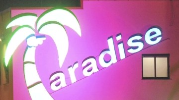 Miembros del grupo de artificieros de los Mossos d'Esquadra inspeccionan alrededores del prostíbulo.