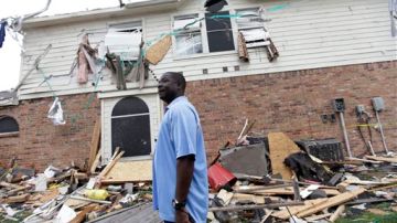 Charles Paige camina fuera de su casa en Forney, Texas, luego de que un tornado azotara el estado el 4 de abril , 2012.