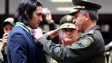 Radamel Falcao recibió la medalla al mérito ciudadano de la Policía Nacional de Colombia