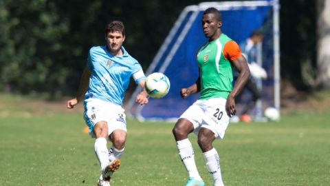 El jugador de Jaguares, Franco Arizala (der.), es una de las bujías que debe carburar rápido en el  Torneo Clausura 2013.