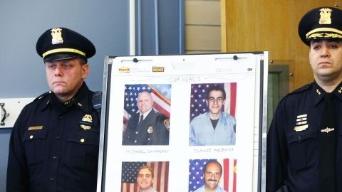 La Policía de Webster, al norte de Nueva York, muestra la foto de los dos bomberos muertos y los dos heridos durante la balacera del lunes.