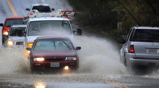 Las fuertes lluvias ya están causando inundaciones de calles en varios estados de la costa Este.