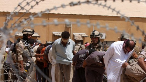 Presuntos miembros de la red terrorista Al Qaeda eran llevados en junio pasado a un centro de detención de Hillah, Irak.