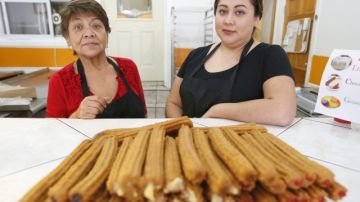 María Molina posa junto a su hija Carol Molina en su  local Don Churro, El Moro de Letrán.