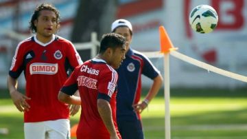 Fabián de la Mora cabecea el balón durante una práctica del Guadalajara, que hoy se mide los Zorros. Héctor Reynoso (izq.) observa.