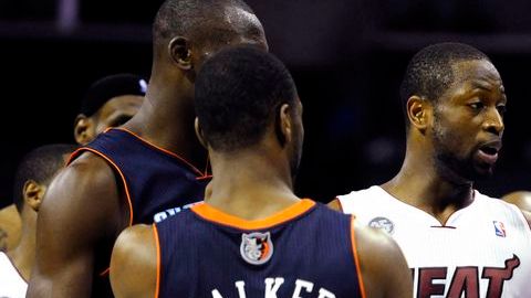 Dwyane Wade propinó una patada en la ingle a Ramon Sessions, de Charlotte