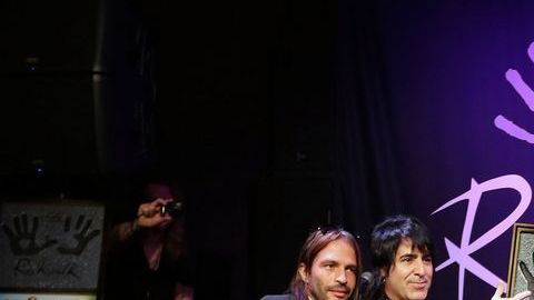 La banda de rock en español Maná apoyó a un candidato presidencial por primera vez.