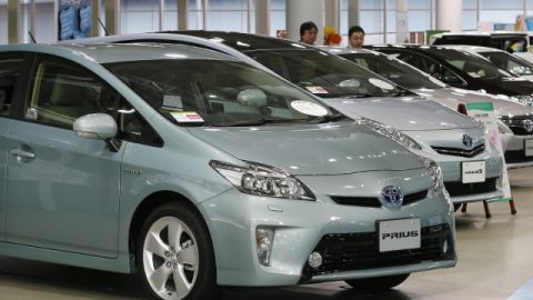 KMA18 TOKIO (JAPÓN) 14/11/2012.- Imagen de archivo distribuida hoy miércoles 14 de noviembre de 2012 que muestra varios vehículos híbridos de Toyota durante una exposición de coches en Tokio, Japón, el pasado 5 de noviembre de 2012. El fabricante nipón Toyota llamó hoy a revisión a 2,77 millones de vehículos en todo el mundo afectados por un problema en la dirección en algunos casos y por un fallo en la bomba hidráulica en otros, informó a Efe un portavoz de la compañía. Un total de 2,75 millones de vehículos están afectados por el defecto en el sistema de dirección, de los que 1,5 millones fueron vendidos en Japón, lo que supone un récord en el país asiático en cuanto al volumen de coches llamados a revisión. Este fallo afecta en total a 13 modelos, entre ellos el Prius, el Corolla, el Isis o el Wish, fabricados entre 2000 y 2009, y entre 2000 y 2011 en el caso de los modelos nipones. EFE/Kimimasa Mayama