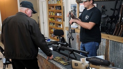 La mayoría de las armerías han registrado un fuerte incremento en ventas de armas de fuego, principalmente las de gran poder o mayor calibre, ante la posibilidad de que se limite el acceso a ellas.