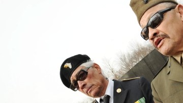 Los hermanos Valenzuela, veteranos de la guerra de Vietnam con orden de deportación suspendida, hablando con periodistas, en Washington.