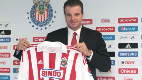 El holandés Dennis te Kloese fue presentado ayer como nuevo director deportivo del Club Guadalajra y de Chivas USA.