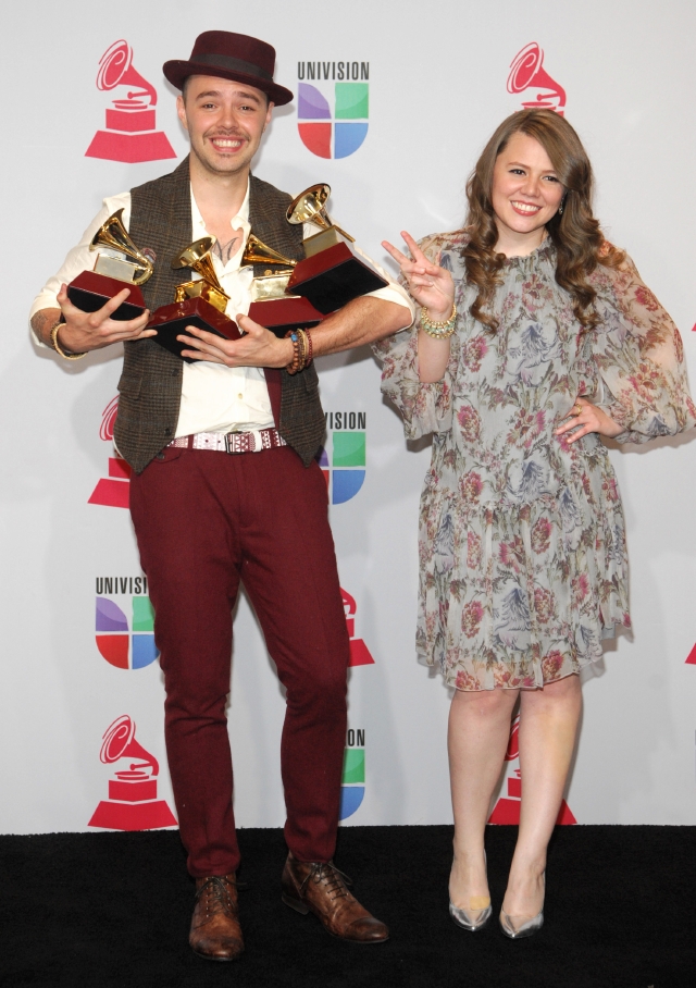 Jesse & Joy  posan con los Grammy Latino que ganaron este año en la que fueron la grande sorpresa. Cierran este 2012 con una nominación al Grammy.