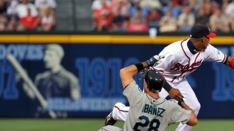 Raúl Ibañez llega a salvo a segunda base ante la presencia del paracorto Yunel Escobar, de los Bravos de Atlanta.