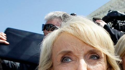 México pide bloquear medida de ley de Arizona. En la foto, la gobernadora de ese estado Jan Brewer a su salida ayer de la Suprema Corte en Washington.