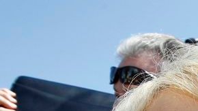 México pide bloquear medida de ley de Arizona. En la foto, la gobernadora de ese estado Jan Brewer a su salida ayer de la Suprema Corte en Washington.