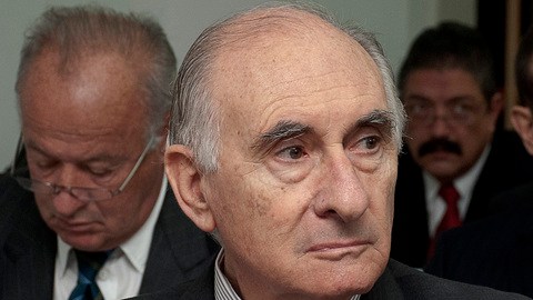 El exmandatario argentino Fernando de la Rúa (1999-2001), sentado durante el juicio  junto a otros siete acusados.