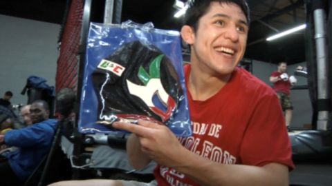 Érik 'Goyito Power' Pérez muestra muy sonriente la máscara que usará mañana en su duelo contra Byron Bloodworth en Las Vegas.