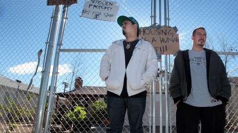 Javier Hernández  y su hermano Antonio, frente a lo que fue su casa en el 14600 de Leadwell Street en Van Nuys.