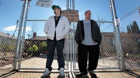 Javier Hernández  y su hermano Antonio, frente a lo que fue su casa en el 14600 de Leadwell Street en Van Nuys.