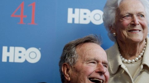 El expresidente de Estados Unidos, George H.W. Bush, acompañado de su esposa, Barbara Bush, en junio pasado.