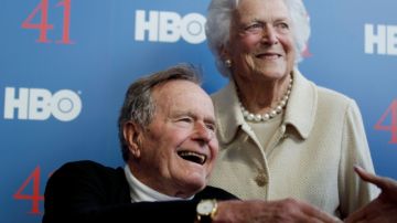 El expresidente de Estados Unidos, George H.W. Bush, acompañado de su esposa, Barbara Bush, en junio pasado.