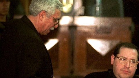 El excoronel Disrael Lima Estrada conversa con el reverendo Mario Orantes el 8 de junio de 2001, durante el juicio por asesinato que se les siguió por la muerte del obispo Juan Gerardi, ocurrido en Ciudad de Guatemala en abril de 1998.