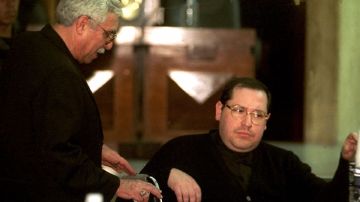 El excoronel Disrael Lima Estrada conversa con el reverendo Mario Orantes el 8 de junio de 2001, durante el juicio por asesinato que se les siguió por la muerte del obispo Juan Gerardi, ocurrido en Ciudad de Guatemala en abril de 1998.