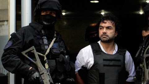 Agentes antinarcóticos escoltan al colombiano, Henry de Jesús López Londoño, detenido en  las afueras de Buenos Aires el 31 de octubre pasado.