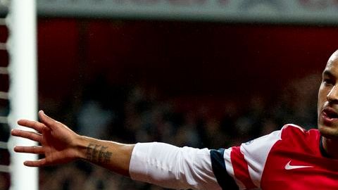 Theo Walcott colaboró en la goleada del Arsenal con un triplete