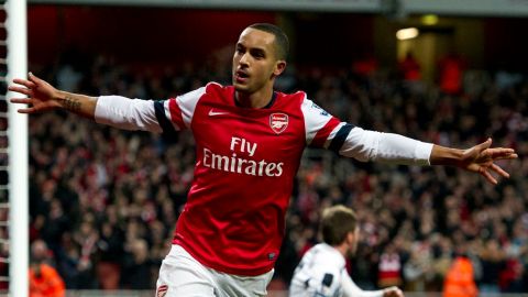 Theo Walcott colaboró en la goleada del Arsenal con un triplete