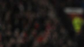 El delantero holandés Robin van Persie colaboró en el triunfo con un golazo