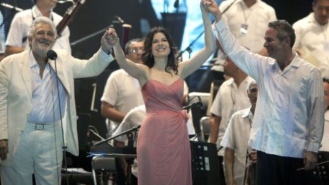 Inunda Plácido Domingo a Acapulco con su canto, acompañado de la soprano Ana María Martínez y la Orquesta Filarmónica de Acapulco, bajo la dirección de Eugene Kohn.