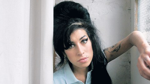Surgen temas inéditos de Amy Winehouse que podrían ser publicados, según su padre.