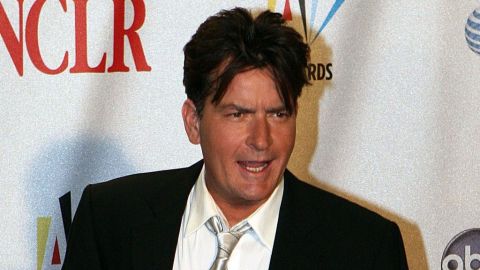 Charlie Sheen disfruta del atractivo turístico de Los Cabos en vísperas de año nuevo.