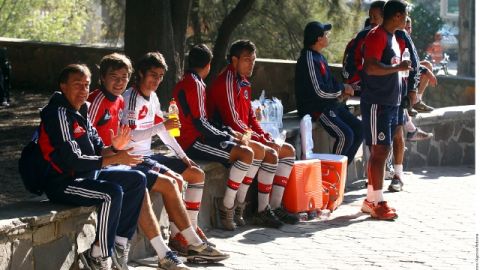 Jugadores rojiblancos se hidratan durante un descanso de la doble sesión de trabajo que realizaron ayer.