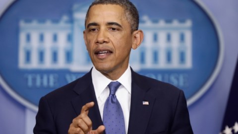 El presidente Barack Obama habla con los reporteros después de la reunión con miembros del Congreso en la Casa Blanca, ayer.