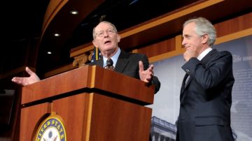 Lamar Alexander, senador republicano de Tennessee durante un informe ayer sobre el abismo fiscal, acompañado por el  senador Bob Corker.