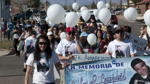 Familiares y amigos de Carlos R. Lamadrid  piden   justicia durante una marcha celebrada en la ciudad fronteriza de Douglas,  al cumplirse el primer aniversario de su muerte a manos de un agente de la Patrulla Fronteriza en el sur de Arizona.