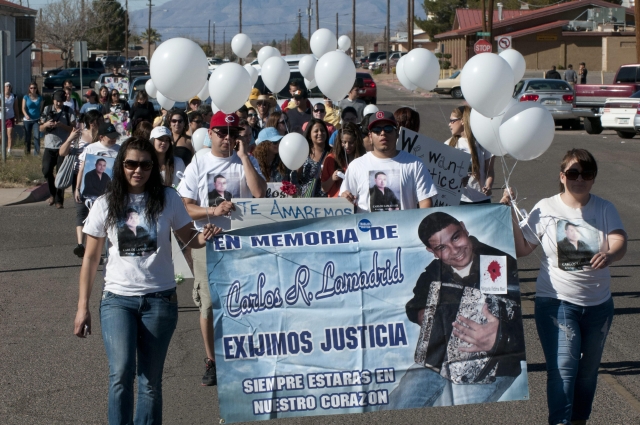 Familiares y amigos de Carlos R. Lamadrid  piden   justicia durante una marcha celebrada en la ciudad fronteriza de Douglas,  al cumplirse el primer aniversario de su muerte a manos de un agente de la Patrulla Fronteriza en el sur de Arizona.