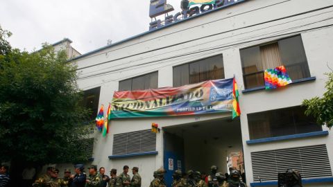 Efectivos policiales y dirigentes políticos tomaron las sedes y oficinas de las empresas espanolas expropiadas en Bolivia.