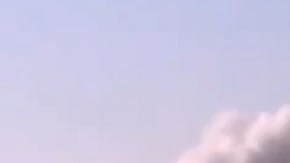 Nubes de humo se alzan en la ciudad de Homs, en Siria, donde fuerzas rebeldes denunciaron una masacre contra civiles.