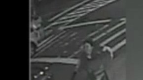 Imagen tomada del video provisto por NYPD y que muestra a la sospechosa de los hechos saliendo de la estación de la calle 40.