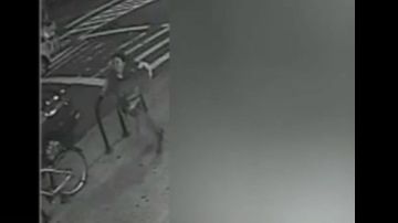 Imagen tomada del video provisto por NYPD y que muestra a la sospechosa de los hechos saliendo de la estación de la calle 40.