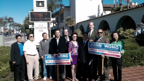 En esta foto de archivo, partidarios de John Wong denunciaron a John Noguez, a quien acusaron de corrupción.