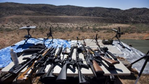 Fusiles y metralletas listos para su uso antes de dar comienzo el Big Sandy Machine Gun Shoot a las afueras de Wikieup, Arizona.