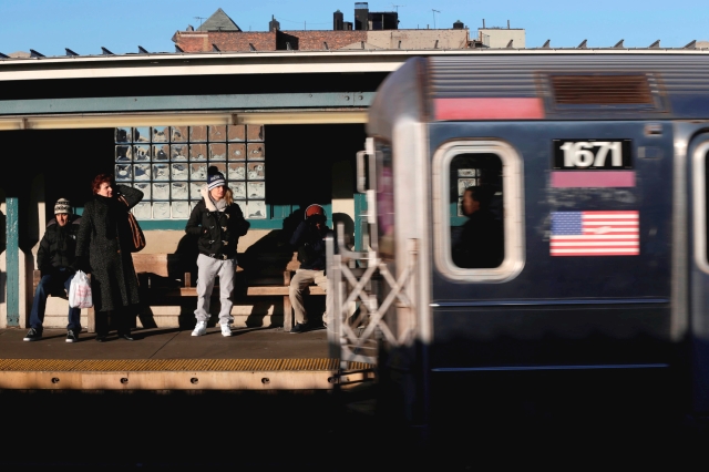 Las autoridades buscan proteger de alguna manera a los pasajeros en las plataformas de los trenes luego de varios asesinatos.