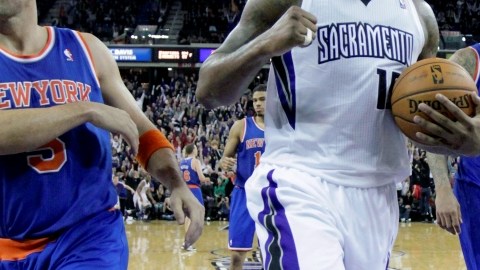 r DeMarcus Cousins  celebra la  victoria de Sacramento sobre Nueva York.